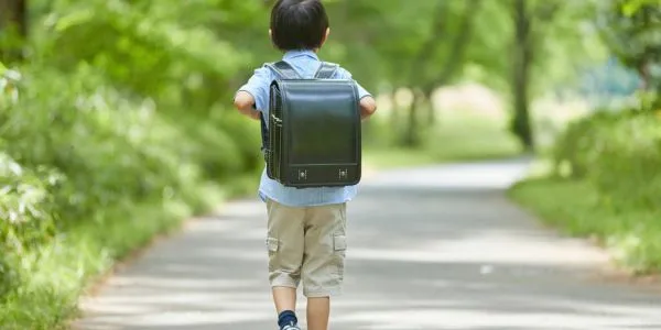 How School Bag Weight and Posture Affect a Child’s Spine Health